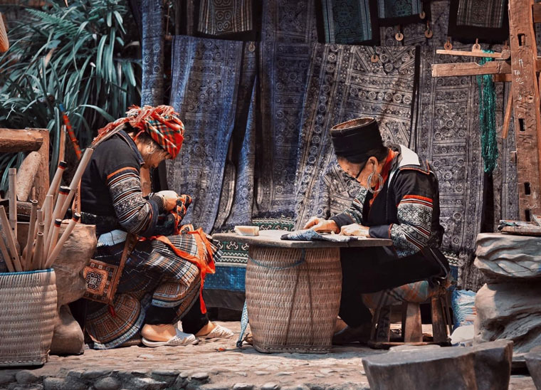 Nghe nhan van hoa H'Mong giu nghe va day nghe theu, choi nhac cu co cua dan toc minh cho the he tre. Anh: Le Kieu