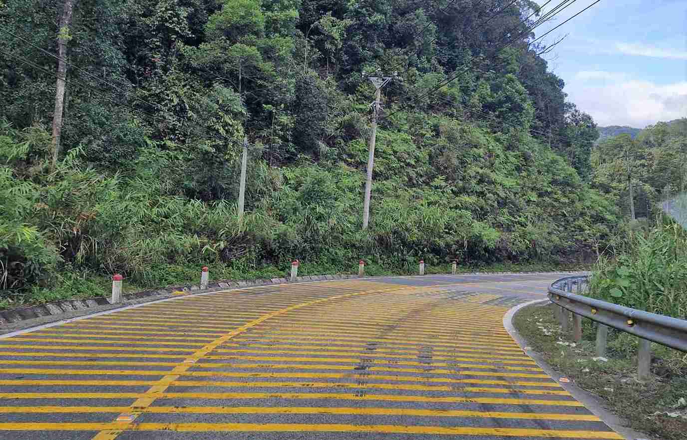 Go giam toc vua duoc lap dat tai mot khuc cua quay dau tren deo B40 buoc nguoi dieu khien phuong tien phai giam doc do. Anh: Phuc Khanh