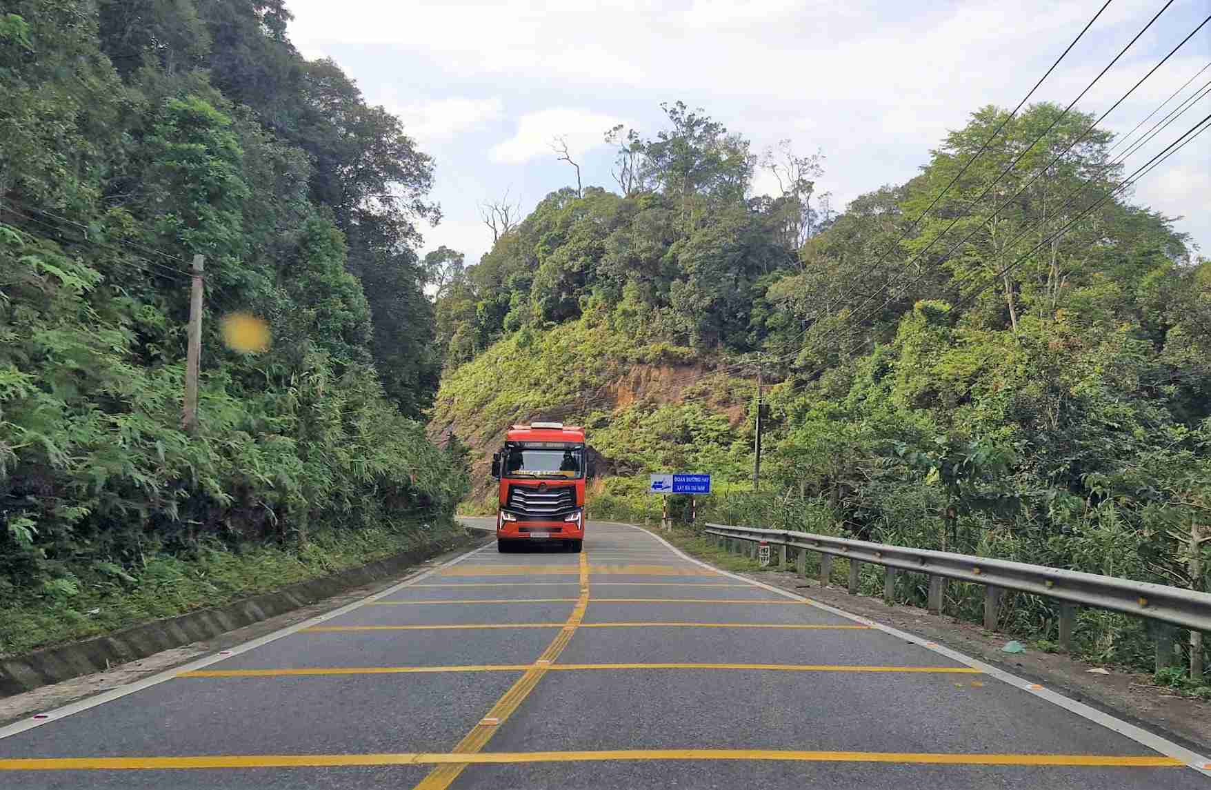Duoc trang bi them go giam toc, ho can, phan quang va bien canh bao giup nguoi dieu khien phuong tien yen tam khi luu thong qua deo B40. Anh: Phuc Khanh