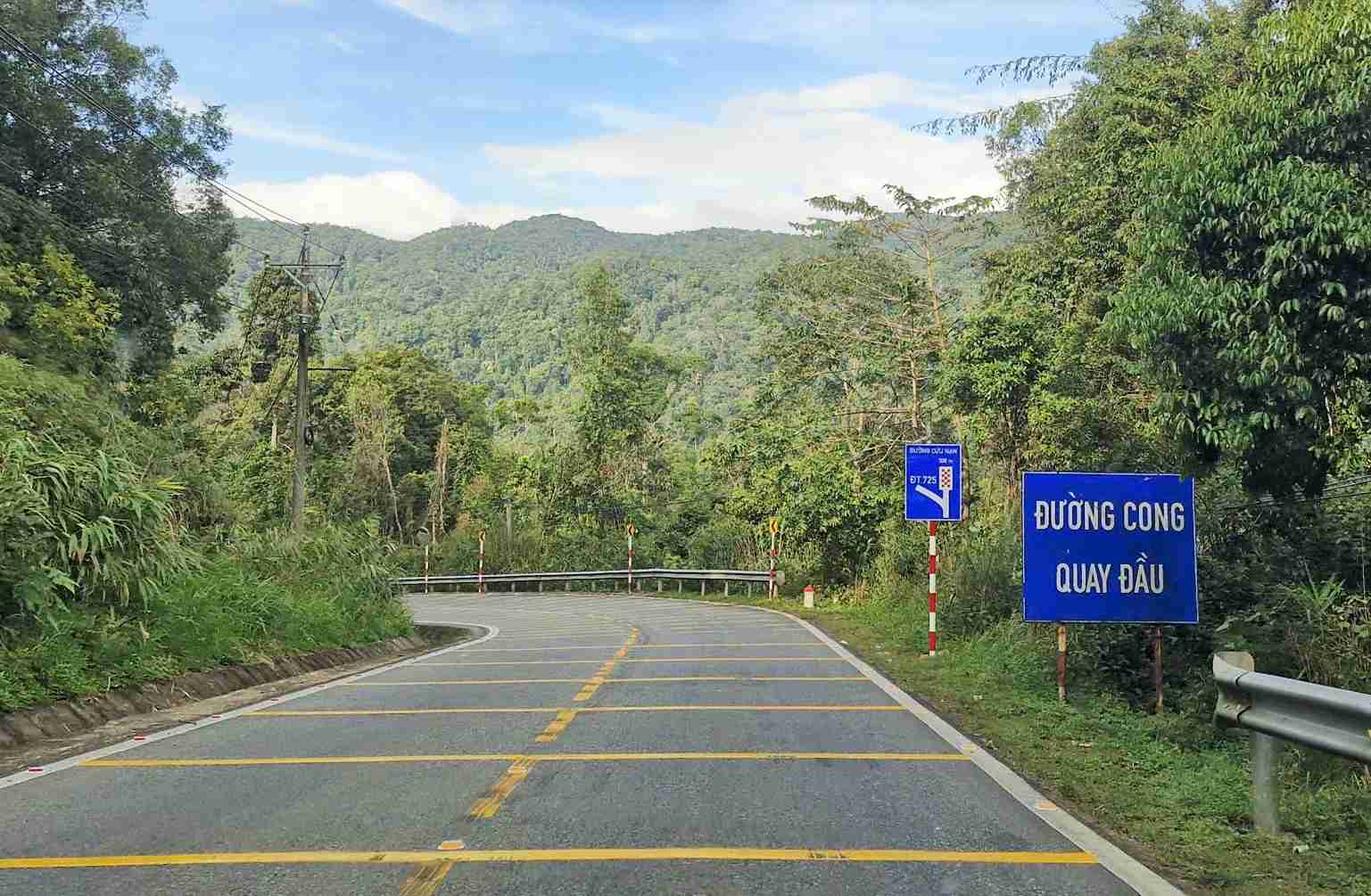 Bien canh bao khuc cua quay dau nguy hiem duoc lap moi tren deo B40. Anh: Phuc Khanh