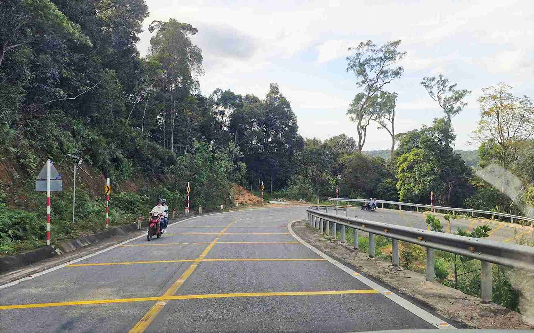 Go giam toc, phan quan duoc lap moi tai khuc cua quay dau Km01 Quoc lo 28 tren deo B40 de canh bao cho nguoi tham gia giao thong. Anh: Phuc Khanh