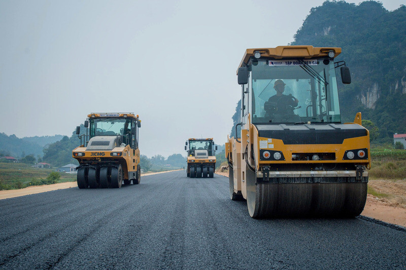 Den khi sang to, dieu kien thoi tiet thuan loi hon, nhip do thi cong duoc day nhanh. Tren mat duong, day chuyen tham be tong nhua van hanh lien tuc