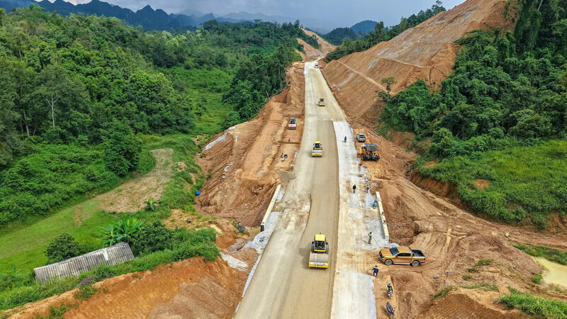 Cao toc Dong Dang - Tra Linh co tong chieu dai 121 km, duoc phan ky dau tu thanh 2 giai doan voi tong muc dau tu gan 23.000 ti dong. Trai dai qua dia phan Lang Son va Cao Bang, giai doan 1 cua du an dai hon 93km bao gom 64 cay cau vuot bac qua hai dong song Ky Cung, Bang Giang cung vo so khe suoi va tinh lo.