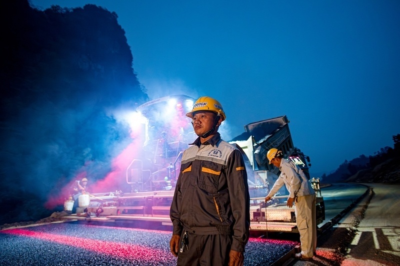 Theo sat du an tu nhung ngay dau con tren ban ve, ong Pham Duy Hieu – Giam doc Ban dieu hanh Tong thau – hieu ro ap luc cua moc thong tuyen. Nhung ong cung la nguoi thuong xuyen nhac cac ky su khong duoc danh doi chat luong vi tien do.