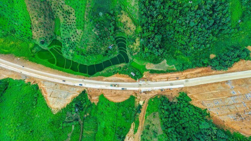 Nhung voi hon 3.000 con nguoi dang bam tru tren cong truong, con duong ay da hien dien trong cuoc song ho suot nhieu thang qua – trong nhung bua com voi, nhung ca lam xuyen dem, nhung quyet dinh than trong giua ap luc tien do. 