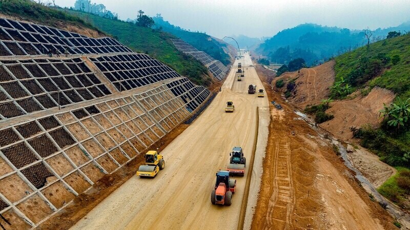 Truoc moc 19.12, hon 3.000 can bo, ky su, cong nhan du an kien tri bam tru tren hang tram mui thi cong de khoan nui, mo duong. Den thoi diem hien tai, gia tri san luong dat 6.219/6.828 ti dong, tuong duong hon 91% ke hoach thong tuyen giai doan 1.