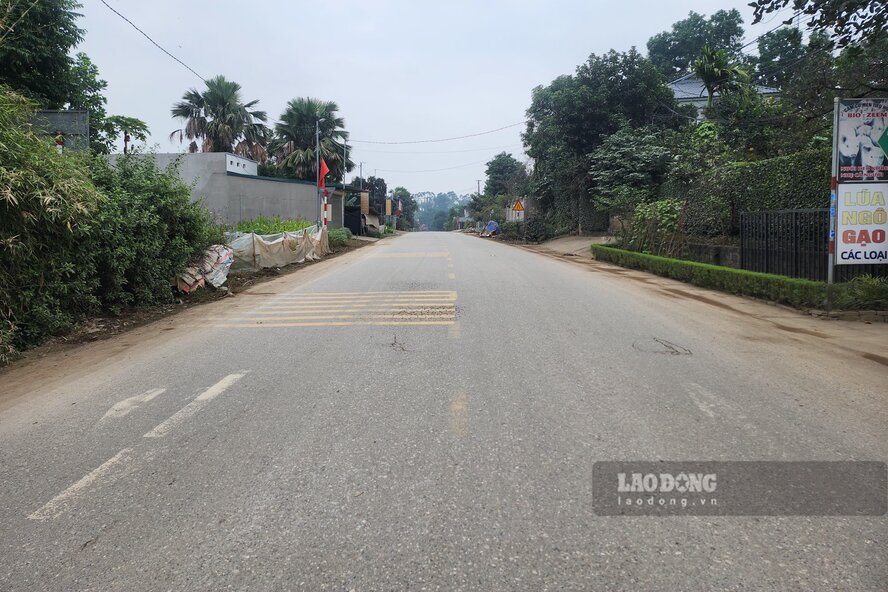 Đoạn đường tỉnh 323D từ ngã ba Phú Lộc đi Bảo Thanh được cải tạo, nâng cấp bằng vốn tài trợ của doanh nghiệp. Ảnh: Tô Công.