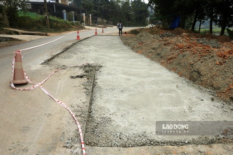 Đoạn đường này sau khi hoàn thành cải tạo, nâng cấp từng phải sửa chữa 2 lần. Ảnh chụp tháng 12.2023: Tô Công.