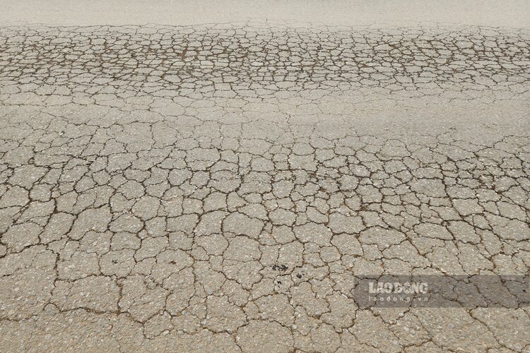 Đoạn đường xuất hiện nhiều vết nứt chân chim. Ảnh: Tô Công.