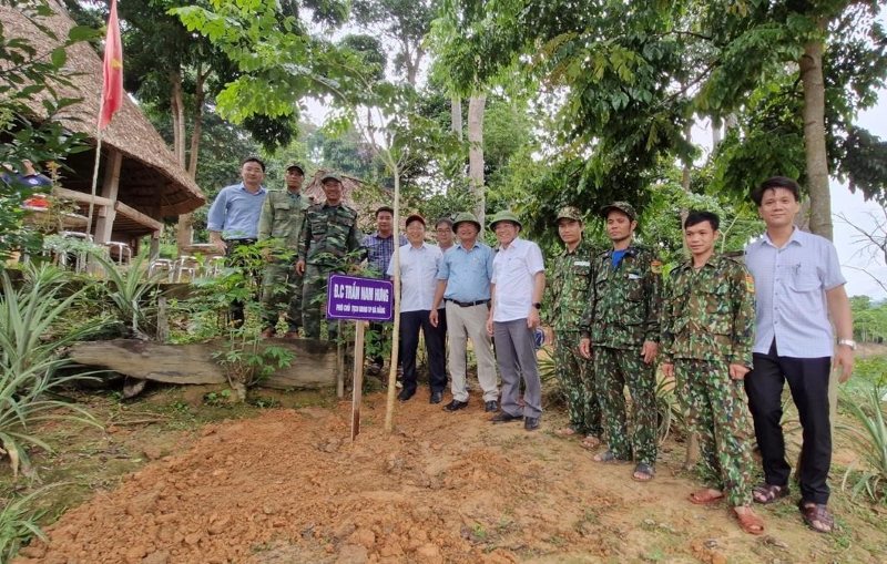 Pho Chu tich UBND TP Da Nang Tran Nam Hung trong cay luu niem trong lam phan Vuon Quoc gia Song Thanh. Anh: DVCC