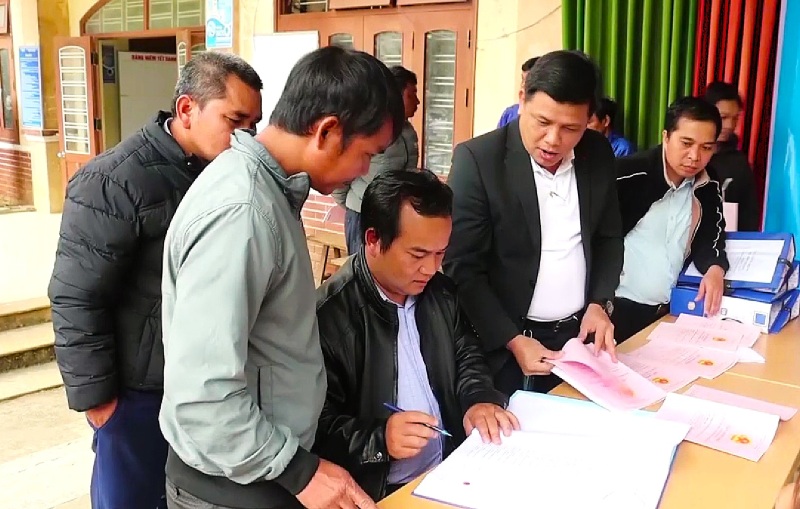 Nguoi dan mien nui Da Nang lam thu tuc nhan so do dat lam nghiep tai tru so UBND xa. Anh: Truong An