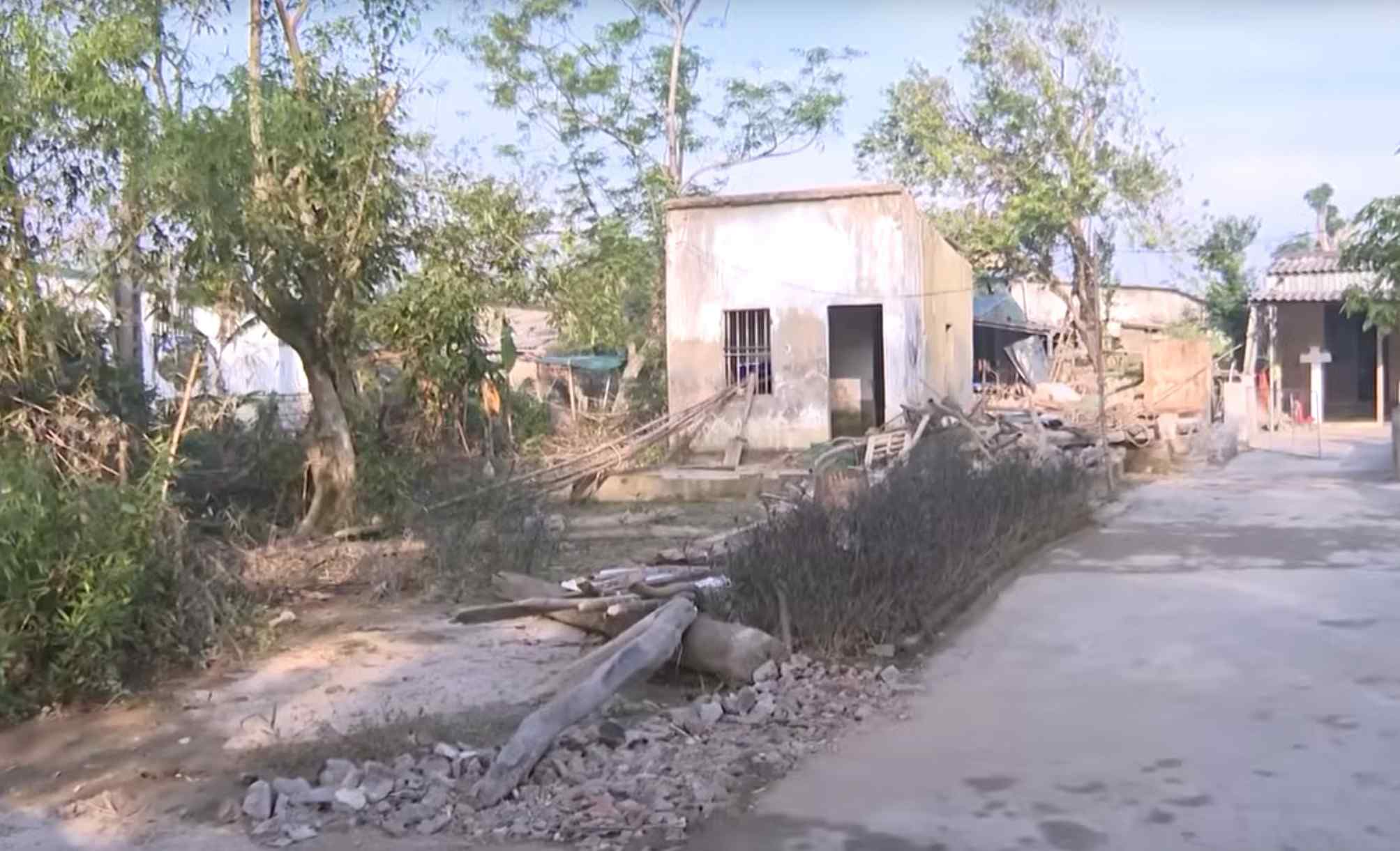 Nghe An省Truong Vinh区Hoa Lam村の住民は、Lam川のすぐそばに住んでおり、家は仮設住宅です。写真:Quang Dai