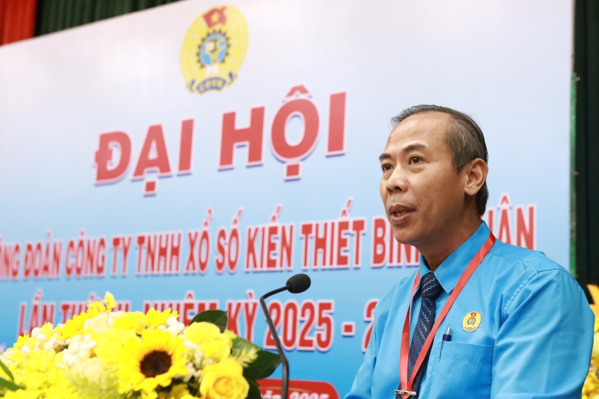 Ong Nguyen Phu Hoang - Chu tich Lien doan Lao dong tinh Lam Dong du va phat bieu chi dao tai Dai hoi cua mot cong doan co so. Anh: Duy Tuan 