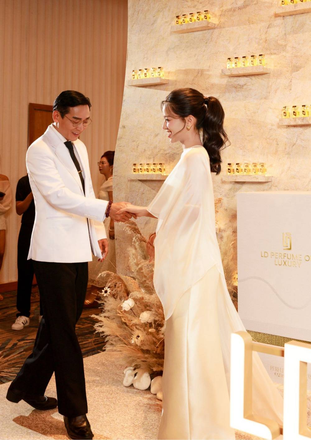 Hua Vi Van va Ha Anh co cu chi than mat tren tham do su kien. Anh: Cat tu video.