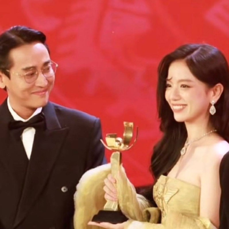 Anh mat tinh tu cua Hua Vi Van danh cho dan em. Anh: Cat tu video.