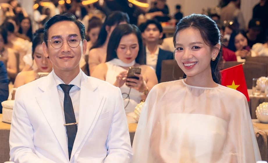 Hua Vi Van va Ha Anh dep doi trong su kien. Anh: Cat tu video.