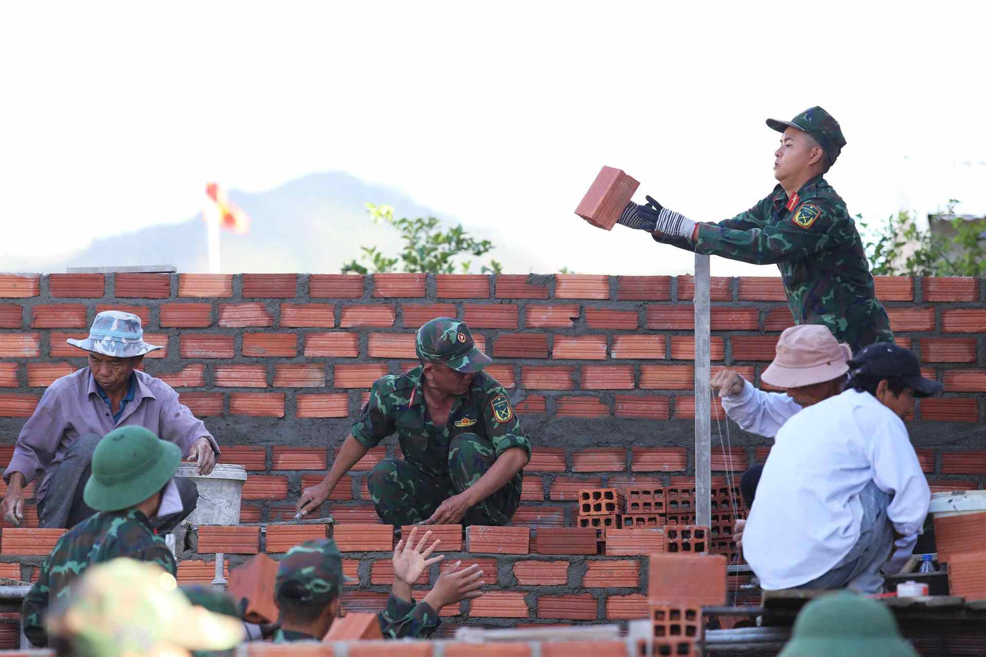 The army forces helped people in the flood-prone area of Tuy Phuoc (Gia Lai) rebuild their shelters. Photo: Hoai Phuong