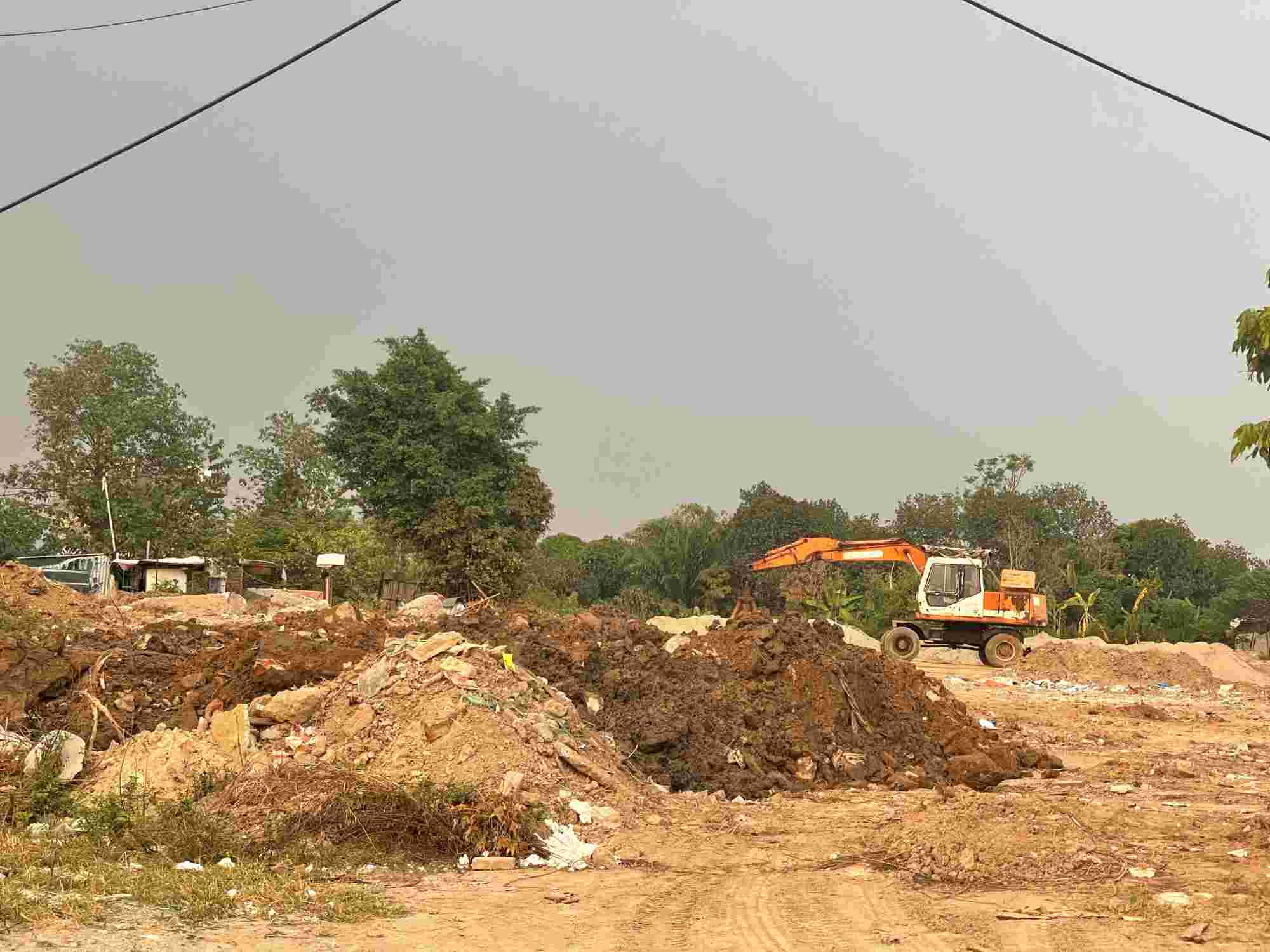 The bank outside the Thai Binh river dike has become a place for illegal garbage collection. Photo: Mai Huong