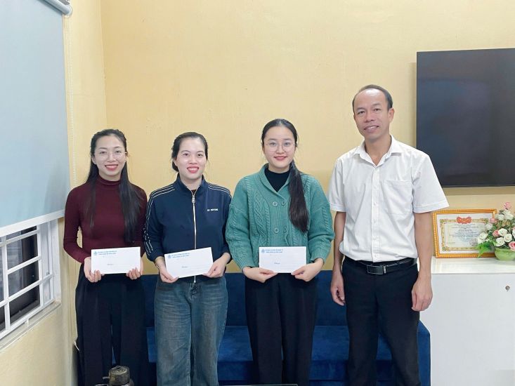 M. Ho Tuan Binh - president du syndicat de la commune de Dien Sanh - remet des cadeaux de soutien aux membres du syndicat et aux travailleurs touches par les catastrophes naturelles. Photo : Hung Tho