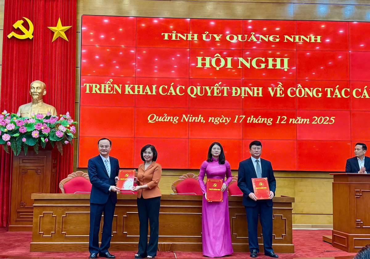 Ms. Trinh Thi Minh Thanh - Standing Deputy Secretary of the Provincial Party Committee, Chairwoman of the People's Council of Quang Ninh province - presented the decisions to individuals. Photo: Thanh Tung
