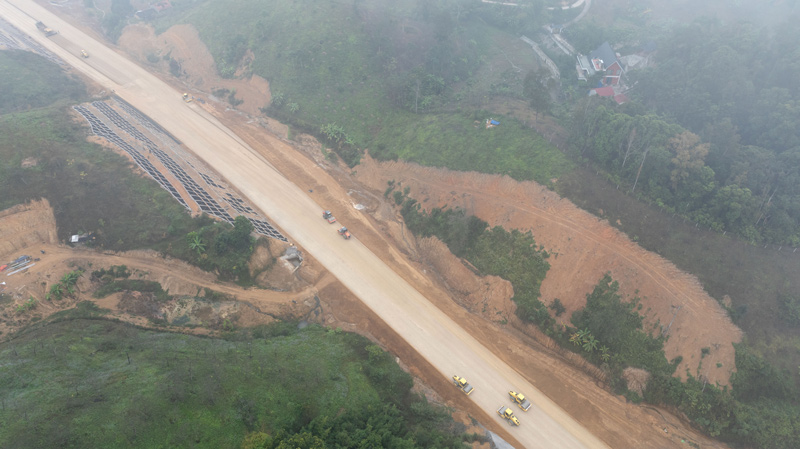 Tuyen cao toc co nhieu cau vuot song, suoi va ham xuyen nui. Anh: Tan Van