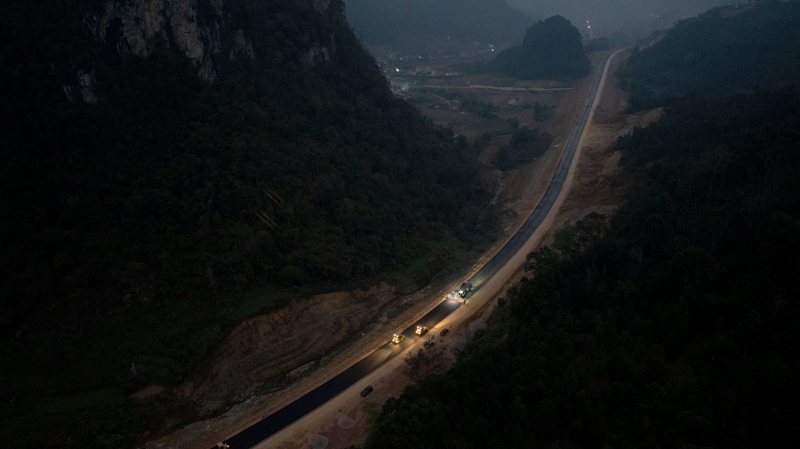 De kip tien do, ba dem tren cong truong van sang den lam viec. Anh: Tan Van