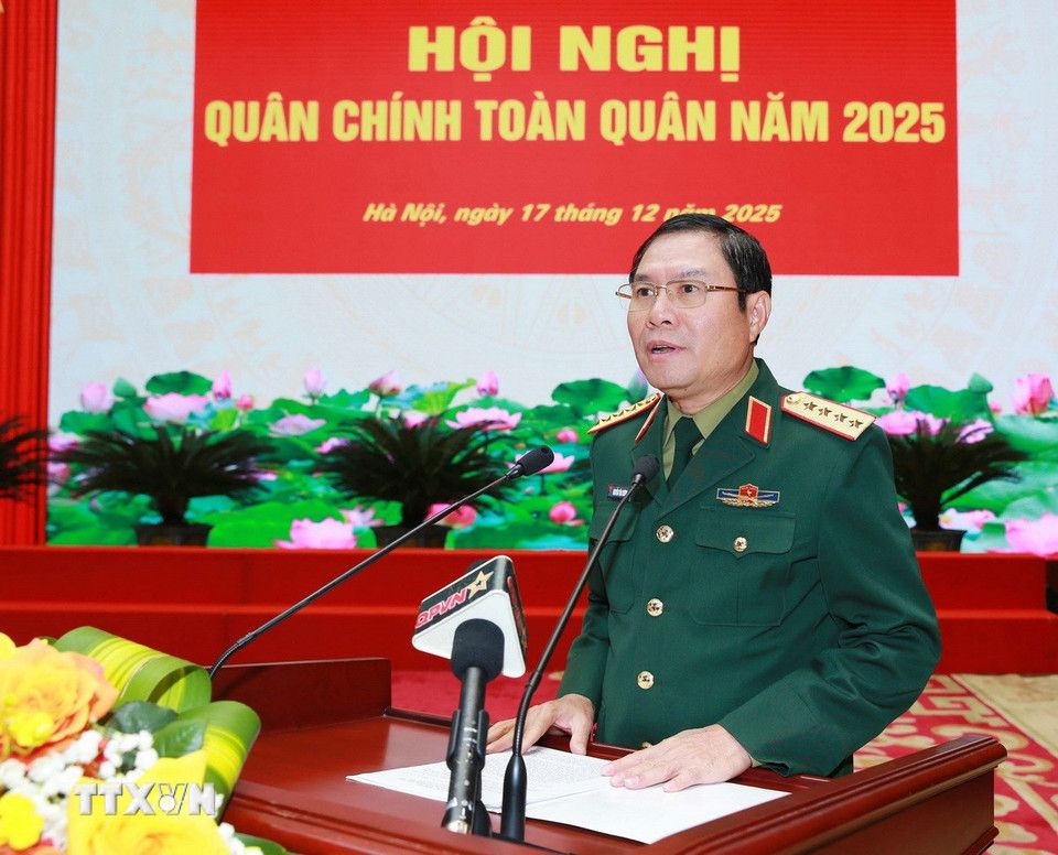 Dai tuong Nguyen Tan Cuong bao cao ket qua thuc hien nhiem vu quan su, quoc phong nam 2025. Anh: TTXVN