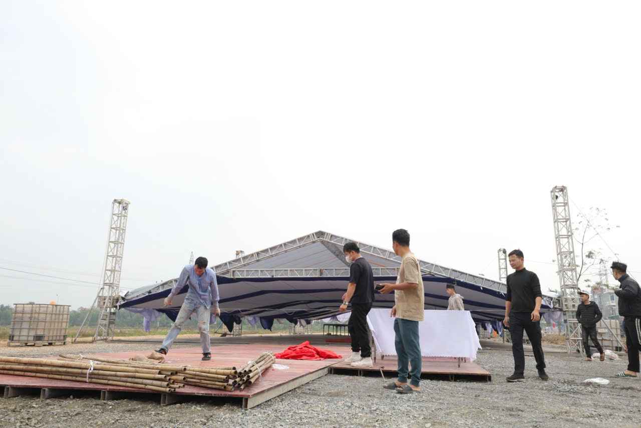 Cong nhan kiem tra vat tu, thiet bi truoc khi buoc vao thi cong Ga Hai Duong Nam.