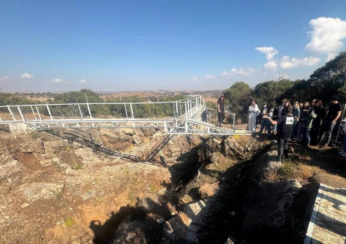 Sinh vien tham quan Sterkfontein, noi phat hien ra Little Foot. Anh: Dai hoc La Trobe