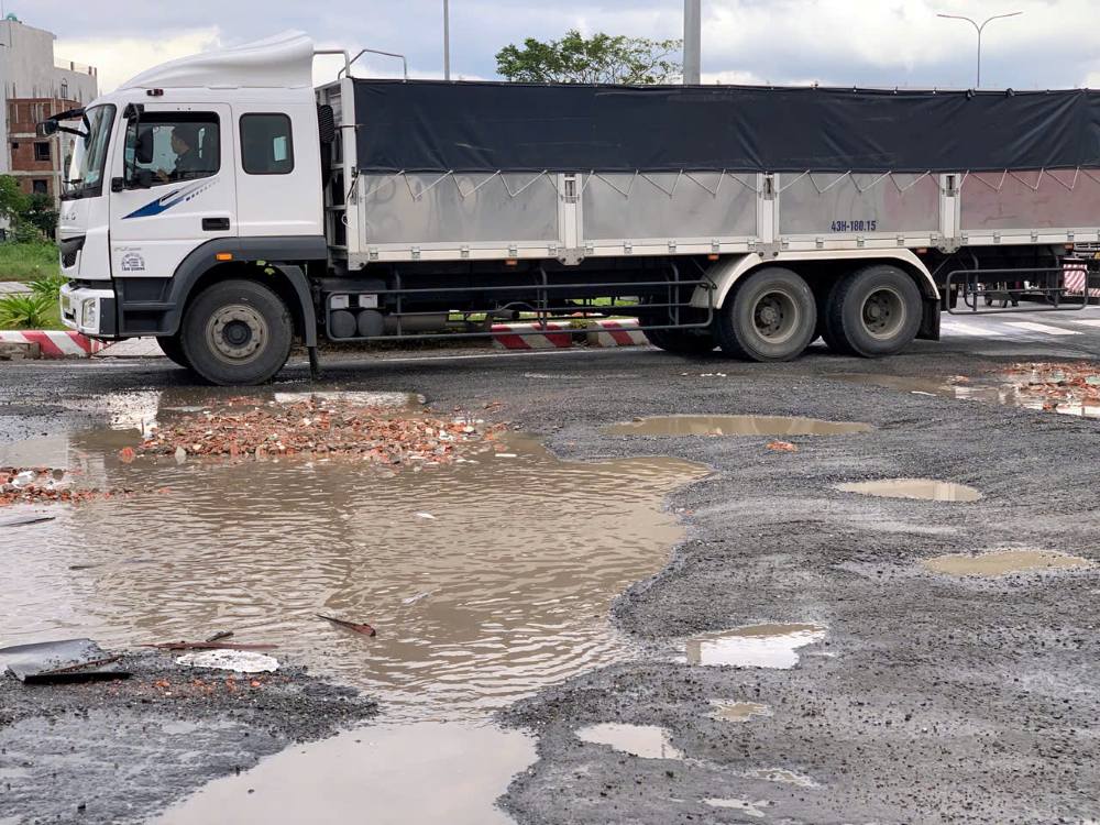 Ghi nhan nut giao Nguyen Sinh Sac - Nguyen Tat Thanh, TP Da Nang hu hong truoc do. Anh: Thanh Huyen