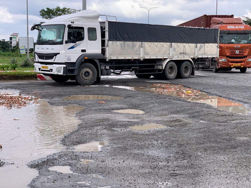 Repairing damaged coastal intersections in Da Nang. Photo: Thanh Huyen