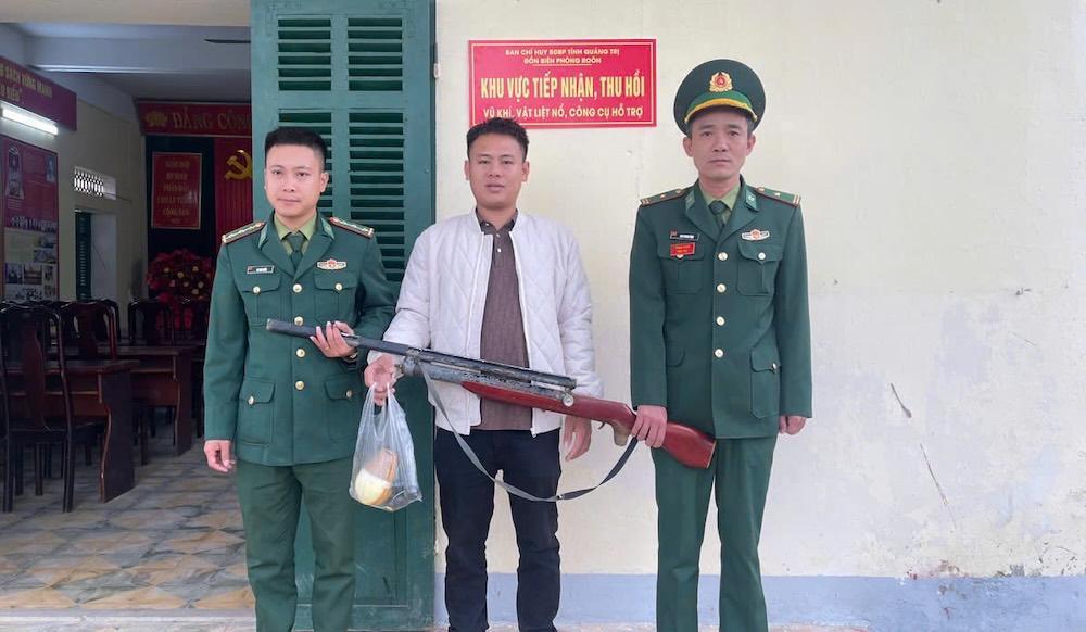 Người dân mang súng tự chế, pháo nổ đến Đồn Biên phòng giao nộp. Ảnh: Bộ đội Biên phòng