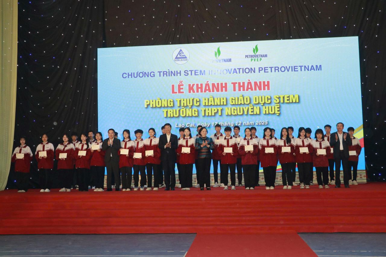 Pho Thu tuong va dai dien Petrovietnam trao qua tang cho Truong THPT Nguyen Hue va cac hoc sinh co thanh tich hoc tap tot, hoc sinh co hoan canh kho khan. Anh: Van Duc