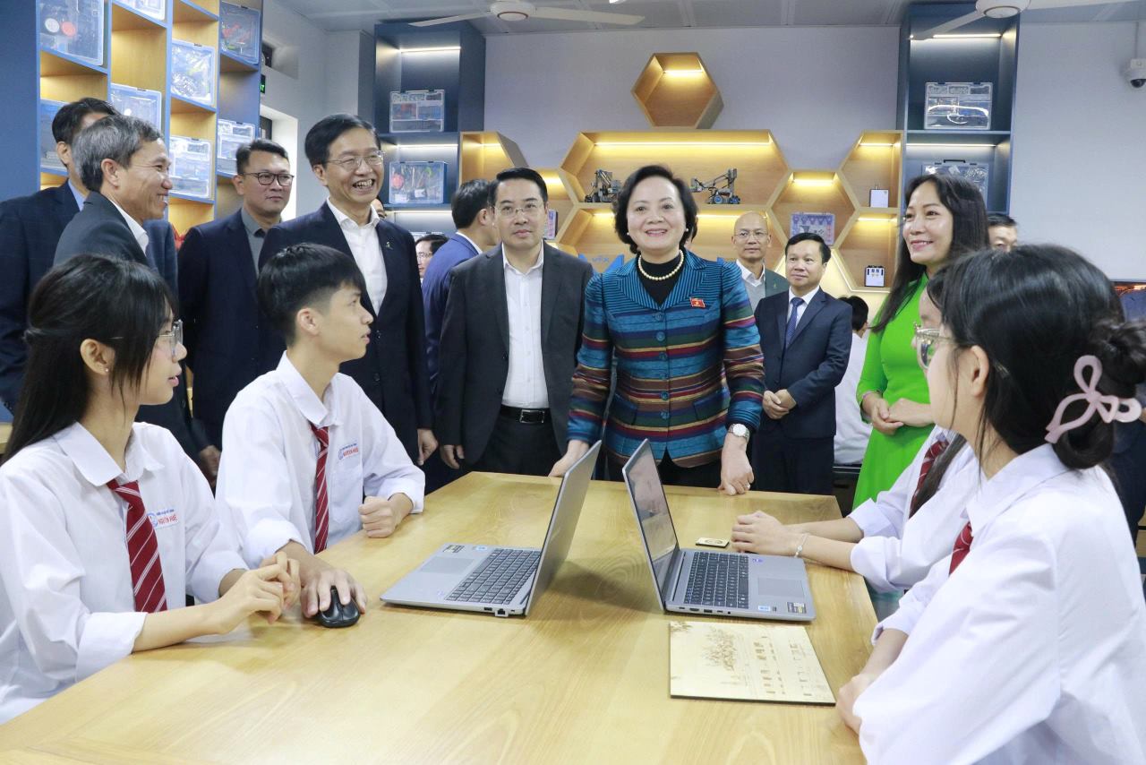 Deputy Prime Minister Pham Thi Thanh Tra visited the STEM education practice room at Nguyen Hue High School. Photo: Van Duc.