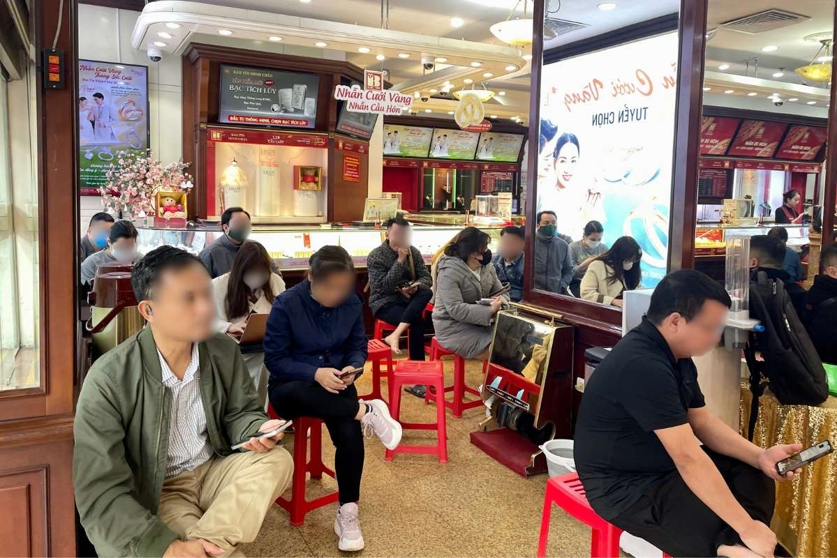 People who want to sell will receive a waiting voucher for their turn to do the transaction. Photo: Ha Linh