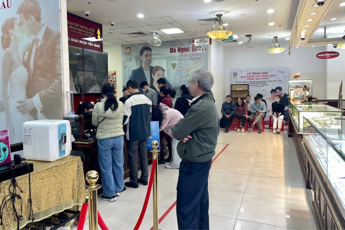 Nguoi dan mong cho toi luot de mua vao vang nhan tron tron tu 1 chi tro len, vang mieng van trong trang thai het hang. 