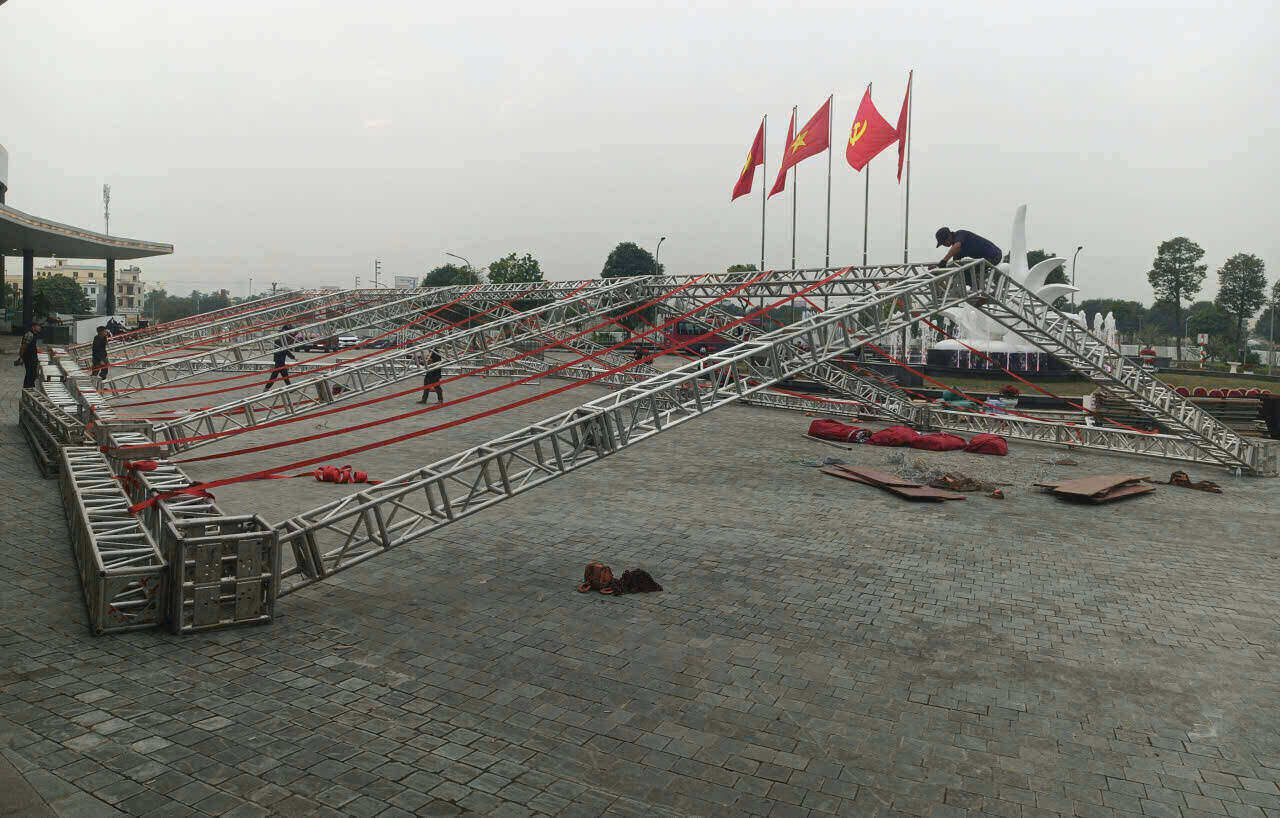 Don vi thi cong dang hoan thien viec dung rap va trang tri de san sang cho le khanh thanh se dien ra vao 19.12 toi. Anh: Dieu Anh