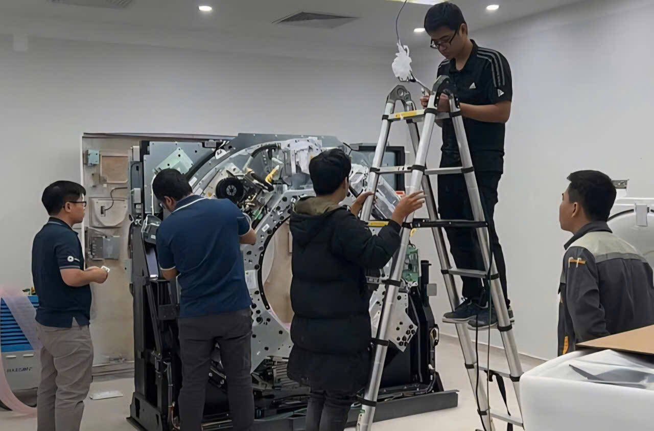 Don vi thi cong dang gap rut hoan thien viec lap dat cac trang thiet bi, may moc tai Benh vien Bach Mai co so 2. Anh: Dieu Anh