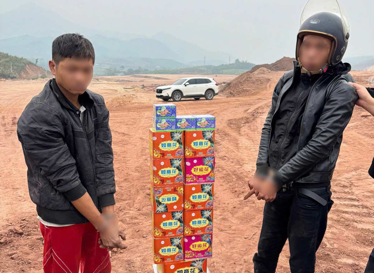 Hai đối tượng bị khởi tố về tội “Tàng trữ hàng cấm”. Ảnh: Công an Quảng Ninh