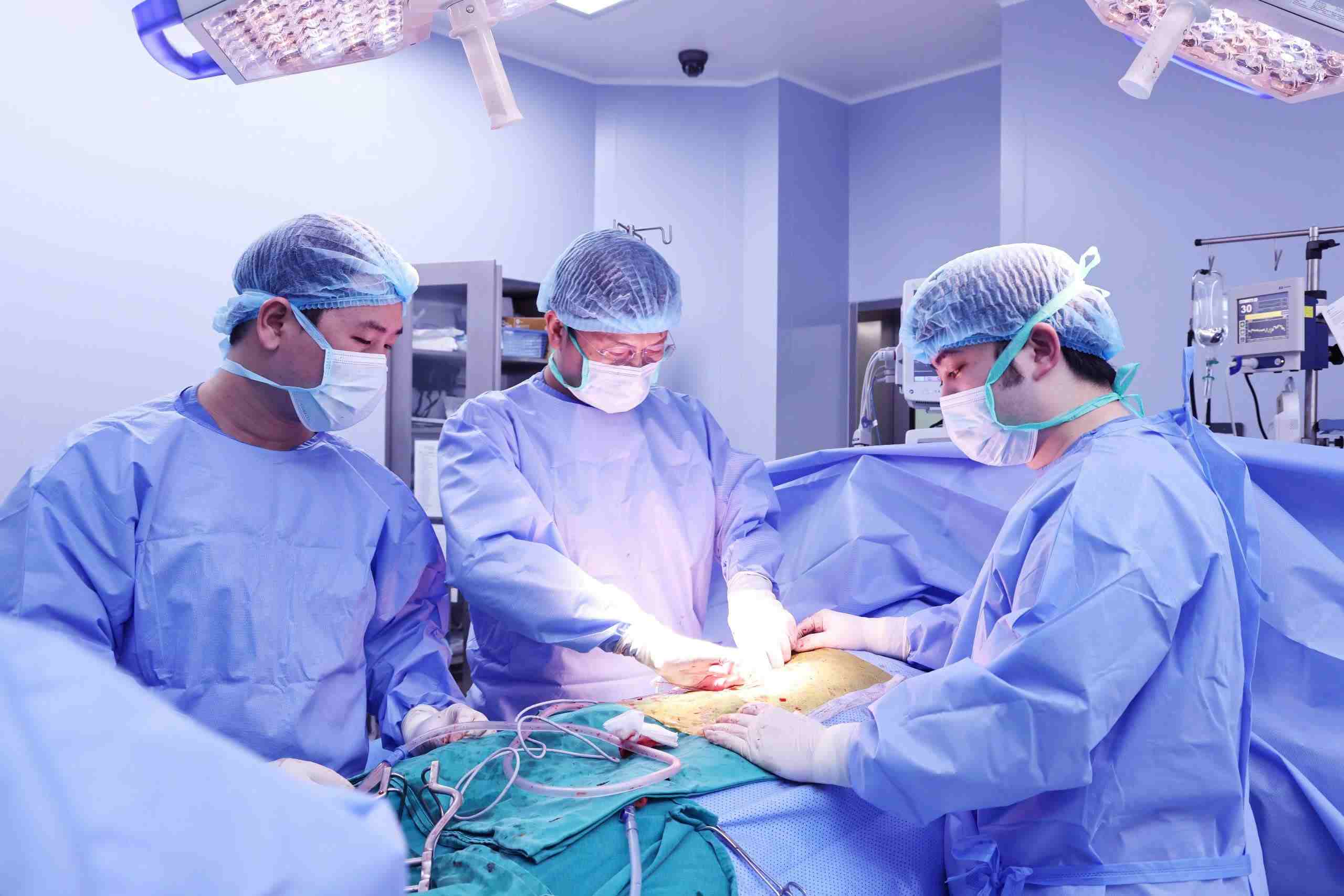 Doctors at 108 Central Military Hospital performed a kidney transplant for a patient with renal failure during pregnancy, whose mother donated the kidney to save her life. Photo: BVCC