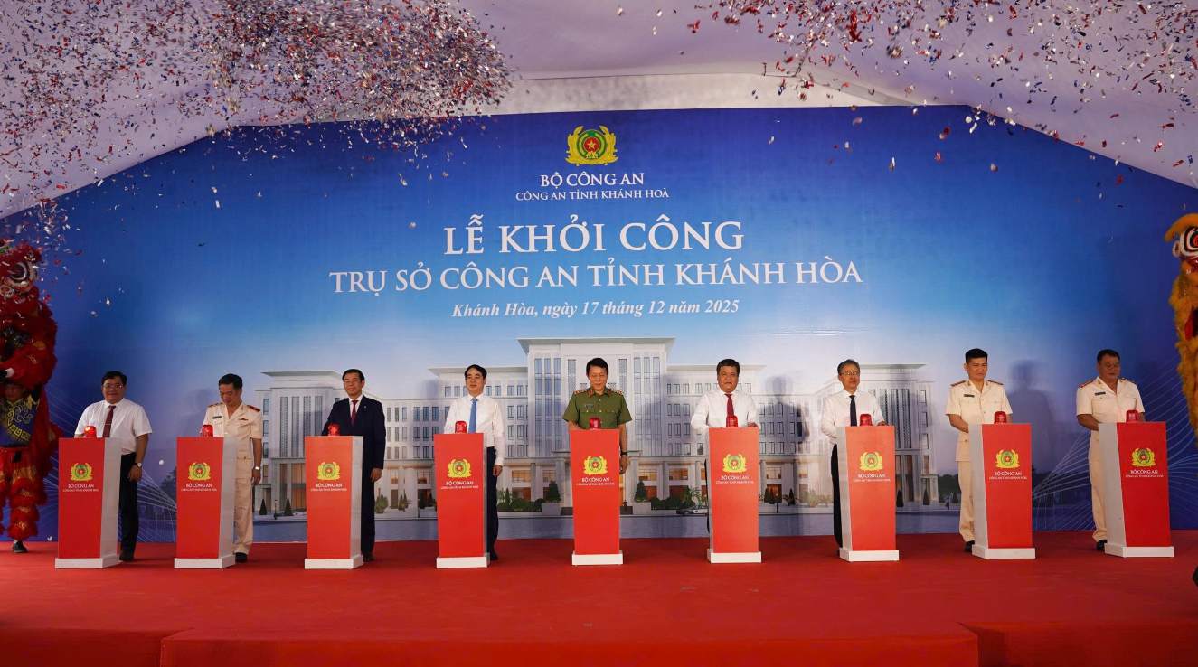 General Luong Tam Quang - Politburo member, Secretary of the Central Public Security Party Committee, Minister of Public Security and delegates pressed the button to start construction of the Khanh Hoa Provincial Police Headquarters. Photo: Phuong Linh