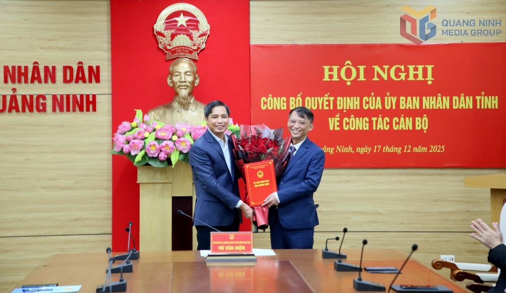 Permanent Vice Chairman of the Quang Ninh Provincial People's Committee Vu Van Dien presented the decision of the Provincial People's Committee on receiving and appointing for a term Mr. Pham Duc Thang (standing at right) - Secretary of the Hoanh Mo Commune Party Committee - to hold the position of Chief of the Provincial People's Committee Office. Photo: Quang Ninh Provincial Newspaper, Radio and Television