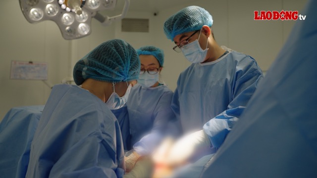 The mother underwent a successful emergency surgery, saving both mother and fetus. Photo: Nguyen Ly