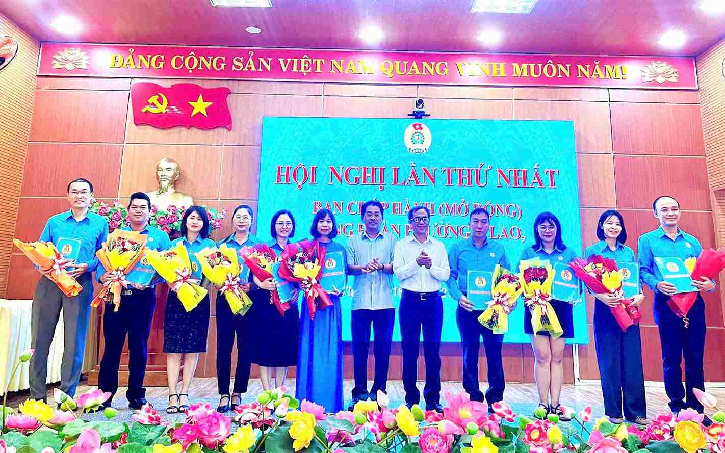 The Executive Committee of the B'Lao Ward Trade Union received the appointment decision of the Standing Committee of the Lam Dong Provincial Labor Federation. Photo: Phuc Khanh