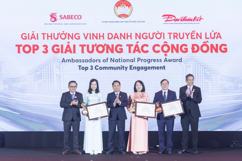 Sabeco Dai Ho and Dai Doan Ket Newspaper awarded the Top 3 community interaction awards. Photo: SABECO