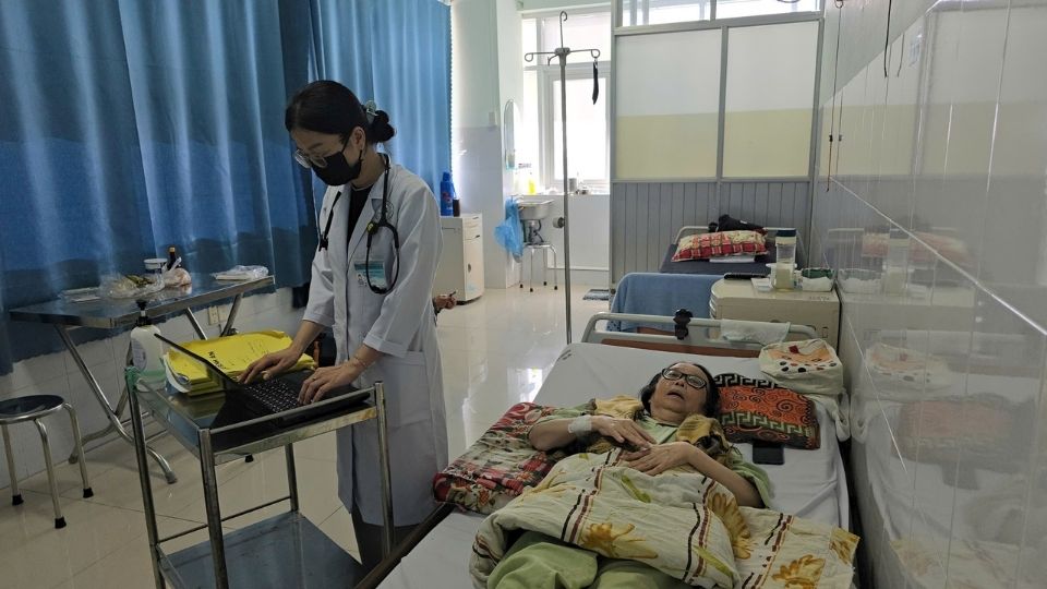 Ho so dien tu giup nhan vien benh vien quan ly thong tin benh nhan hieu qua. Anh: Hoang Loc 