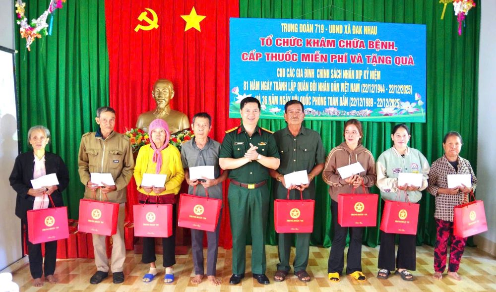 Thuong ta Nguyen Van Thuc - Pho Bi thu Dang uy, Trung doan truong Trung doan 719 trao qua tang cac gia dinh chinh sach va gia dinh co hoan canh kho khan. Anh: Linh Khoi