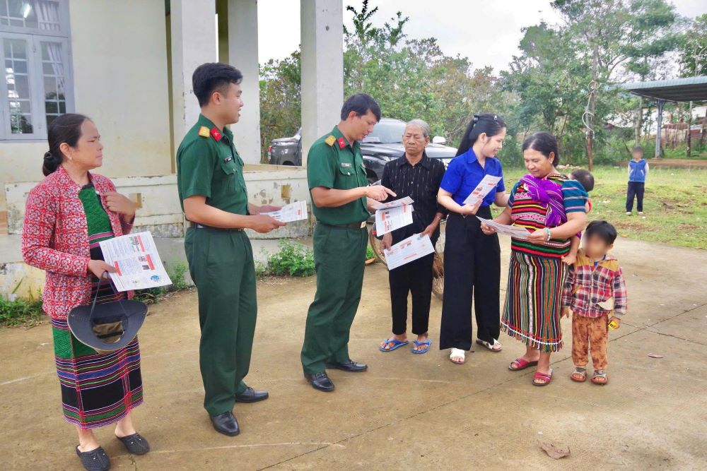 Can bo Trung doan 719 tuyen truyen cac noi dung thuoc De an 57 cua Bo quoc phong. Anh: Linh Khoi