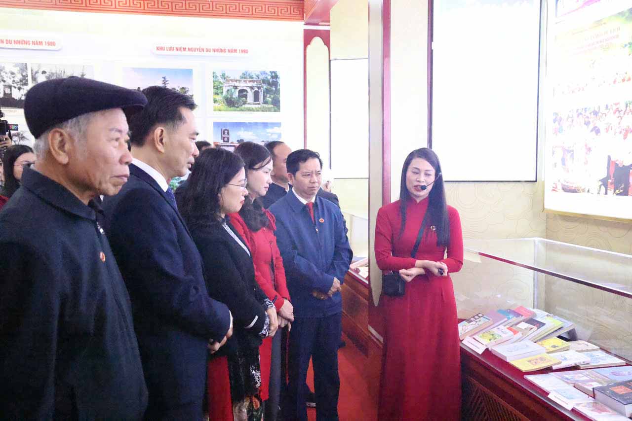 Delegates listened to an introduction to the thematic exhibition "Nguyen Du Sphinx - A Thousand Years of Remembering". Photo: Van Hoa.