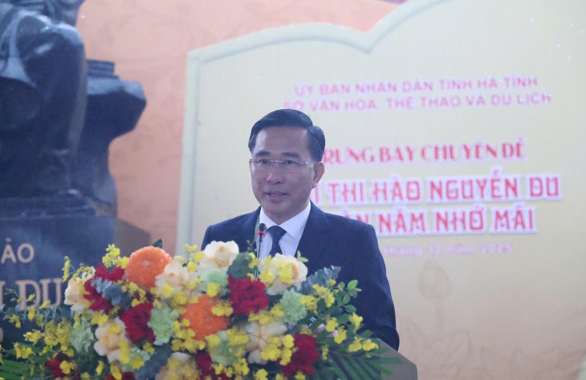 Ong Nguyen Viet Truong - Giam doc So Van hoa, The thao va Du lich Ha Tinh phat bieu khai mac. Anh: Van Hoa.